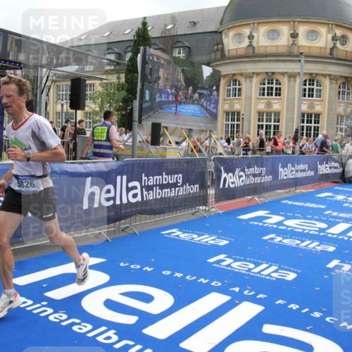 29.06.2025 - hella hamburg halbmarathon Michael Strokosch http://msf.ph/oto/8454644 29.06.2025 10:31:10 Ziel 3201, 5826, 10929, 13754, 18177 meine-sportfotos.de