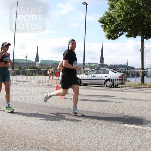 29.06.2025 - hella hamburg halbmarathon Lena Gebhardt http://msf.ph/oto/8454667 29.06.2025 09:54:18 Lombardsbrücke 15, 125, 1098, 1119, 1171, 1342, 1399, 1413, 1424, 1476, 1549, 1892, 1902, 2020, 2098, 2188, 2442, 2470, 2561, 2823, 2842, 2889, 3477, 3562, 3785, 4017, 4029, 4183, 4185, 4235, 4237, 4270, 4816, 5020, 5528, 5706, 6198, 6266, 6309, 6630, 6819, 6831, 7087, 7167, 7274, 7297, 7709, 7734, 8023, 8142, 8269, 8374, 8576, 8698, 8743, 8928, 9043, 9105, 9463, 9482, 9619, 9815, 10057, 10237, 10529, 10792, 11848, 11936, 12084 meine-sportfotos.de