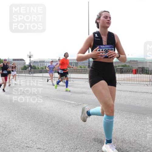 29.06.2025 - hella hamburg halbmarathon Lena Gebhardt http://msf.ph/oto/8454680 29.06.2025 10:31:16 Lombardsbrücke 6057, 16457, 5437, 1292, 1472, 1773, 1979, 2097, 2268, 2414, 2505, 2914, 3131, 4561, 4817, 5165, 5437, 5846, 5943, 6057, 6078, 6195, 6546, 6620, 6787, 7351, 7604, 7772, 8050, 8072, 8073, 8757, 9576, 10111, 10586, 10989, 11587, 11981, 11988, 12384, 12627, 13724, 14095, 14349, 14803, 15466, 15589, 15725, 16457, 16978, 17224, 17404, 17463, 17509, 17517, 17587, 17706, 17742, 17966, 19052, 19226 meine-sportfotos.de