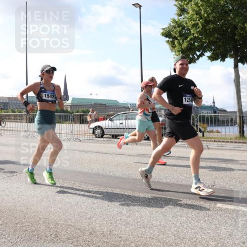 29.06.2025 - hella hamburg halbmarathon Lena Gebhardt http://msf.ph/oto/8454712 29.06.2025 09:54:18 Lombardsbrücke 3746, 3707, 15422, 12549, 1098, 1119, 1171, 1342, 1399, 1413, 1424, 1476, 1549, 1892, 1902, 2020, 2098, 2188, 2442, 2470, 2561, 2823, 2842, 2889, 3477, 3562, 3785, 4017, 4029, 4183, 4185, 4235, 4237, 4270, 4816, 5020, 5528, 5706, 6198, 6266, 6309, 6630, 6819, 6831, 7087, 7167, 7274, 7297, 7709, 7734, 8023, 8142, 8269, 8374, 8576, 8698, 8743, 8928, 9043, 9105, 9463, 9482, 9619, 9815, 10057, 10237, 10529, 10792, 11848, 11936, 12084 meine-sportfotos.de