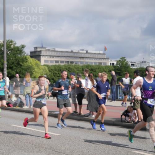 29.06.2025 - hella hamburg halbmarathon Luisa Fischer http://msf.ph/oto/8454715 29.06.2025 09:51:31 Kennedybrücke 8047, 147, 11423, 17723, 1600, 2797, 6037, 6047, 7981, 9640, 10369 meine-sportfotos.de