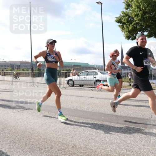 29.06.2025 - hella hamburg halbmarathon Lena Gebhardt http://msf.ph/oto/8454734 29.06.2025 09:54:18 Lombardsbrücke 13707, 13746, 1542, 12549, 1098, 1119, 1171, 1342, 1399, 1413, 1424, 1476, 1549, 1892, 1902, 2020, 2098, 2188, 2442, 2470, 2561, 2823, 2842, 2889, 3477, 3562, 3785, 4017, 4029, 4183, 4185, 4235, 4237, 4270, 4816, 5020, 5528, 5706, 6198, 6266, 6309, 6630, 6819, 6831, 7087, 7167, 7274, 7297, 7709, 7734, 8023, 8142, 8269, 8374, 8576, 8698, 8743, 8928, 9043, 9105, 9463, 9482, 9619, 9815, 10057, 10237, 10529, 10792, 11848, 11936, 12084 meine-sportfotos.de