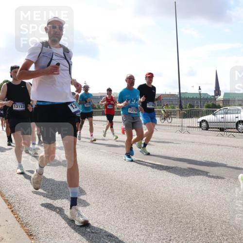 29.06.2025 - hella hamburg halbmarathon Lena Gebhardt http://msf.ph/oto/8454791 29.06.2025 09:54:19 Lombardsbrücke 17710, 13123, 13, 6630, 18509, 13746, 13707, 1098, 1119, 1171, 1342, 1399, 1413, 1424, 1476, 1549, 1892, 1902, 2020, 2098, 2188, 2442, 2470, 2561, 2670, 2823, 2842, 2889, 3477, 3562, 3785, 4017, 4029, 4183, 4185, 4235, 4237, 4270, 4816, 5020, 5528, 5706, 6198, 6266, 6309, 6630, 6819, 6831, 7087, 7167, 7274, 7297, 7709, 7734, 8023, 8142, 8269, 8374, 8576, 8698, 8743, 8928, 9043, 9105, 9463, 9482, 9619, 9815, 10057, 10237, 10529, 10792, 11848, 11936, 12084 meine-sportfotos.de