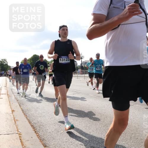 29.06.2025 - hella hamburg halbmarathon Lena Gebhardt http://msf.ph/oto/8454845 29.06.2025 09:54:19 Lombardsbrücke 17710, 18427, 13123, 13707, 1374, 6630, 18380, 1098, 1119, 1171, 1342, 1399, 1413, 1424, 1476, 1549, 1892, 1902, 2020, 2098, 2188, 2442, 2470, 2561, 2670, 2823, 2842, 2889, 3477, 3562, 3785, 4017, 4029, 4183, 4185, 4235, 4237, 4270, 4816, 5020, 5528, 5706, 6198, 6266, 6309, 6630, 6819, 6831, 7087, 7167, 7274, 7297, 7709, 7734, 8023, 8142, 8269, 8374, 8576, 8698, 8743, 8928, 9043, 9105, 9463, 9482, 9619, 9815, 10057, 10237, 10529, 10792, 11848, 11936, 12084 meine-sportfotos.de