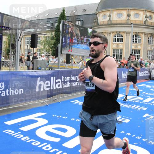 29.06.2025 - hella hamburg halbmarathon Michael Strokosch http://msf.ph/oto/8454860 29.06.2025 10:31:13 Ziel 3201, 10017, 10298, 10929, 12232, 13754, 18177 meine-sportfotos.de