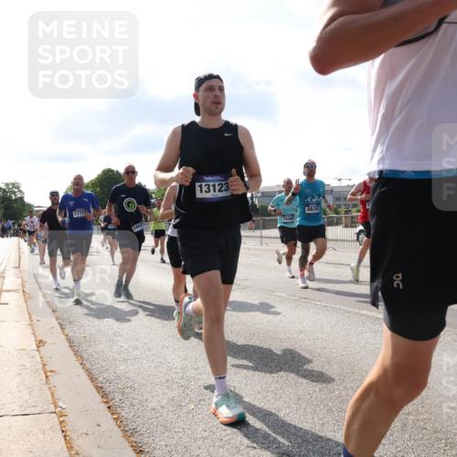 29.06.2025 - hella hamburg halbmarathon Lena Gebhardt http://msf.ph/oto/8454862 29.06.2025 09:54:19 Lombardsbrücke 13123, 1098, 1119, 1171, 1342, 1399, 1413, 1424, 1476, 1549, 1892, 1902, 2020, 2098, 2188, 2442, 2470, 2561, 2670, 2823, 2842, 2889, 3477, 3562, 3785, 4017, 4029, 4183, 4185, 4235, 4237, 4270, 4816, 5020, 5528, 5706, 6198, 6266, 6309, 6630, 6819, 6831, 7087, 7167, 7274, 7297, 7709, 7734, 8023, 8142, 8269, 8374, 8576, 8698, 8743, 8928, 9043, 9105, 9463, 9482, 9619, 9815, 10057, 10237, 10529, 10792, 11848, 11936, 12084 meine-sportfotos.de