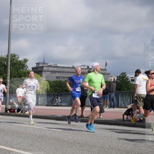 29.06.2025 - hella hamburg halbmarathon Luisa Fischer http://msf.ph/oto/8454956 29.06.2025 09:51:37 Kennedybrücke 797, 15991, 17918, 1600, 15178, 1600, 2044, 2707, 2797, 5050, 5124, 6037, 7981, 10369 meine-sportfotos.de