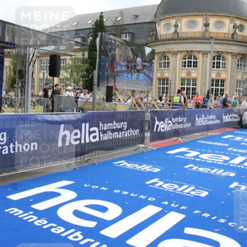 29.06.2025 - hella hamburg halbmarathon Michael Strokosch http://msf.ph/oto/8454997 29.06.2025 10:31:15 Ziel 3201, 10017, 10298, 10929, 11857, 12232, 13754, 14450, 18177, 19042 meine-sportfotos.de