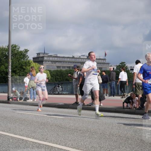 29.06.2025 - hella hamburg halbmarathon Luisa Fischer http://msf.ph/oto/8455022 29.06.2025 09:51:38 Kennedybrücke 10369, 2797, 1599, 17916, 1600, 2044, 2707, 2797, 2849, 5050, 5124, 6037, 7109, 7981, 10369 meine-sportfotos.de