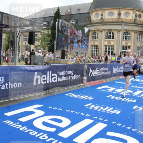 29.06.2025 - hella hamburg halbmarathon Michael Strokosch http://msf.ph/oto/8455031 29.06.2025 10:31:16 Ziel 3201, 4812, 10017, 10298, 11857, 12232, 13754, 14450, 18177, 19042 meine-sportfotos.de