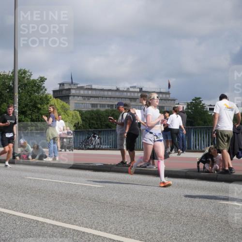 29.06.2025 - hella hamburg halbmarathon Luisa Fischer http://msf.ph/oto/8455052 29.06.2025 09:51:39 Kennedybrücke 11447, 10369, 2797, 1600, 2044, 2707, 2797, 2849, 3014, 5050, 5124, 6037, 7109, 7981, 9686, 10369 meine-sportfotos.de
