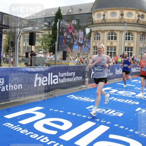 29.06.2025 - hella hamburg halbmarathon Michael Strokosch http://msf.ph/oto/8455070 29.06.2025 10:31:17 Ziel 3201, 4812, 10017, 10298, 11857, 12232, 13754, 14450, 14548, 19042 meine-sportfotos.de