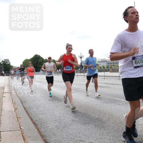 29.06.2025 - hella hamburg halbmarathon Lena Gebhardt http://msf.ph/oto/8455089 29.06.2025 10:31:18 Lombardsbrücke 14349, 5943, 48179, 6057, 1292, 1773, 1979, 2097, 2268, 2414, 2914, 3131, 4561, 4817, 4953, 5165, 5437, 5846, 5943, 6057, 6078, 6195, 6546, 6573, 6620, 6787, 7351, 7604, 7772, 8050, 8072, 8073, 8757, 9183, 9576, 10111, 10240, 10586, 10989, 11587, 11981, 11988, 12384, 12627, 13724, 14095, 14349, 14803, 15466, 15589, 15725, 16457, 16978, 17224, 17404, 17463, 17509, 17517, 17587, 17706, 17742, 17966, 19052, 19226 meine-sportfotos.de