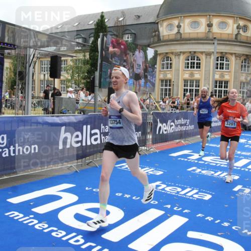 29.06.2025 - hella hamburg halbmarathon Michael Strokosch http://msf.ph/oto/8455117 29.06.2025 10:31:17 Ziel 3201, 4812, 10017, 10298, 11857, 12232, 13754, 14450, 14548, 19042 meine-sportfotos.de