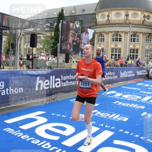 29.06.2025 - hella hamburg halbmarathon Michael Strokosch http://msf.ph/oto/8455151 29.06.2025 10:31:18 Ziel 3201, 3955, 4812, 10017, 10298, 11857, 12232, 13754, 14450, 14548, 19042 meine-sportfotos.de