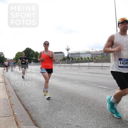 29.06.2025 - hella hamburg halbmarathon Lena Gebhardt http://msf.ph/oto/8455289 29.06.2025 10:31:20 Lombardsbrücke 15725, 2914, 14349, 760, 1292, 1773, 1844, 1979, 2097, 2268, 2414, 2914, 3131, 4561, 4817, 4953, 5165, 5437, 5846, 5943, 6057, 6078, 6195, 6546, 6573, 6620, 6787, 7351, 7604, 7772, 8050, 8072, 8073, 8757, 9183, 9576, 10111, 10240, 10586, 10989, 11587, 11981, 11988, 12384, 12627, 13724, 14095, 14349, 14803, 15466, 15589, 15725, 16457, 16978, 17224, 17404, 17463, 17509, 17517, 17587, 17706, 17742, 17966, 19052, 19226 meine-sportfotos.de