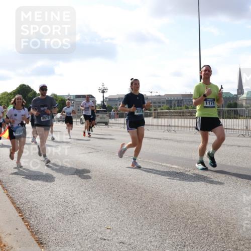 29.06.2025 - hella hamburg halbmarathon Lena Gebhardt http://msf.ph/oto/8455452 29.06.2025 09:54:23 Lombardsbrücke 8576, 1098, 1119, 1171, 1342, 1399, 1413, 1424, 1476, 1549, 1817, 1892, 1902, 1942, 2020, 2098, 2188, 2442, 2470, 2561, 2670, 2842, 2889, 3477, 3562, 3785, 4017, 4029, 4183, 4185, 4235, 4237, 4270, 4816, 5020, 5528, 5706, 6198, 6266, 6630, 6819, 6831, 7087, 7167, 7274, 7297, 7709, 7734, 8142, 8374, 8576, 8698, 8743, 8916, 8928, 9043, 9105, 9463, 9482, 9619, 9815, 9924, 10057, 10237, 10529, 11848, 11936, 12084 meine-sportfotos.de