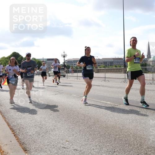 29.06.2025 - hella hamburg halbmarathon Lena Gebhardt http://msf.ph/oto/8455497 29.06.2025 09:54:23 Lombardsbrücke 12776, 5020, 8576, 15573, 1171, 1098, 1119, 1171, 1342, 1399, 1413, 1424, 1476, 1549, 1817, 1892, 1902, 1942, 2020, 2098, 2188, 2442, 2470, 2561, 2670, 2842, 2889, 3477, 3562, 3785, 4017, 4029, 4183, 4185, 4235, 4237, 4270, 4816, 5020, 5528, 5706, 6198, 6266, 6630, 6819, 6831, 7087, 7167, 7274, 7297, 7709, 7734, 8142, 8374, 8576, 8698, 8743, 8916, 8928, 9043, 9105, 9463, 9482, 9619, 9815, 9924, 10057, 10237, 10529, 11848, 11936, 12084 meine-sportfotos.de