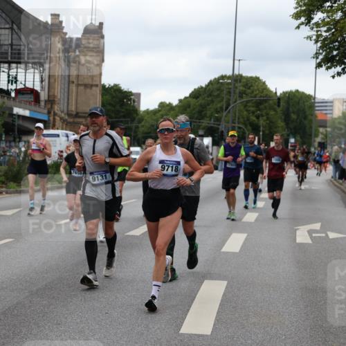 29.06.2025 - hella hamburg halbmarathon Yannick Fuchs http://msf.ph/oto/8455629 29.06.2025 10:56:17 20KM 1006, 1128, 1264, 1377, 1568, 1573, 1726, 3921, 4859, 5547, 6414, 6415, 6580, 6815, 7658, 8154, 8624, 9131, 9718, 9928, 10214, 10519, 10797, 11670, 11968, 12156, 12567, 13498, 13868, 14368, 14456, 14574, 15686, 15859, 16292, 16808, 17136, 17383, 17532, 17939, 17955, 18000, 18599, 18919, 19023 meine-sportfotos.de