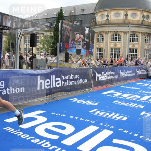 29.06.2025 - hella hamburg halbmarathon Michael Strokosch http://msf.ph/oto/8455812 29.06.2025 10:31:25 Ziel 3955, 4812, 14548, 19118 meine-sportfotos.de