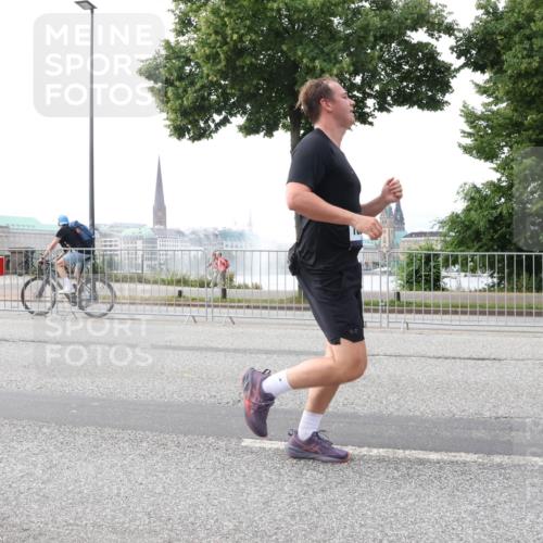 29.06.2025 - hella hamburg halbmarathon Lena Gebhardt http://msf.ph/oto/8455945 29.06.2025 10:31:27 Lombardsbrücke 1235, 1292, 1773, 1844, 1879, 1979, 2097, 2414, 2914, 3396, 3397, 3424, 3571, 3681, 4561, 4817, 4953, 5165, 5437, 5846, 5943, 5965, 6057, 6078, 6195, 6546, 6573, 6620, 6640, 6787, 7351, 7604, 7772, 8050, 8072, 8073, 8757, 8806, 9104, 9183, 9478, 9576, 9812, 9883, 10111, 10240, 10586, 10989, 11587, 11988, 12384, 12627, 13724, 14349, 15466, 15589, 15725, 16457, 16978, 17224, 17404, 17463, 17509, 17517, 17587, 17706, 17966, 19052, 19226 meine-sportfotos.de