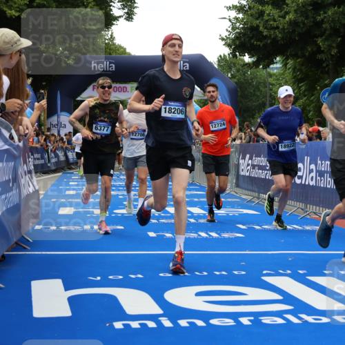 29.06.2025 - hella hamburg halbmarathon Strokosch-Dieckow http://msf.ph/oto/8456031 29.06.2025 10:48:00 Ziel 1086, 1604, 1613, 4324, 4528, 4601, 4711, 5022, 6377, 9626, 9638, 12706, 12724, 12747, 12808, 13570, 14730, 15333, 16094, 16149, 16766, 17451, 18206, 18922, 19198 meine-sportfotos.de