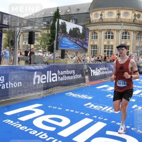 29.06.2025 - hella hamburg halbmarathon Michael Strokosch http://msf.ph/oto/8456159 29.06.2025 10:31:32 Ziel 5660, 12681, 19118 meine-sportfotos.de