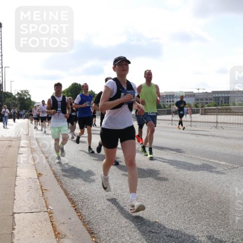 29.06.2025 - hella hamburg halbmarathon Lena Gebhardt http://msf.ph/oto/8456239 29.06.2025 09:54:28 Lombardsbrücke 1344, 1119, 1171, 1342, 1399, 1413, 1424, 1476, 1549, 1817, 1892, 1902, 1942, 2020, 2098, 2188, 2442, 2470, 2561, 2670, 2842, 2889, 3477, 3562, 3785, 4017, 4029, 4183, 4185, 4235, 4237, 4270, 4816, 5020, 5447, 5528, 5706, 5884, 6198, 6266, 6630, 6723, 6819, 6831, 7087, 7274, 7297, 7709, 8142, 8374, 8482, 8576, 8698, 8743, 8916, 8928, 9038, 9051, 9105, 9463, 9482, 9619, 9815, 9924, 10057, 10237, 10529, 11848, 12084 meine-sportfotos.de
