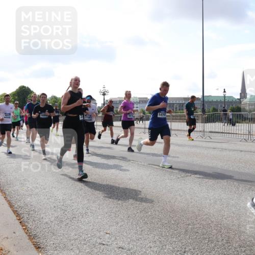 29.06.2025 - hella hamburg halbmarathon Lena Gebhardt http://msf.ph/oto/8456524 29.06.2025 09:54:30 Lombardsbrücke 1119, 1171, 1342, 1399, 1413, 1424, 1476, 1549, 1817, 1892, 1902, 1942, 2020, 2098, 2188, 2442, 2470, 2561, 2670, 2842, 2889, 2955, 3477, 3562, 3785, 4017, 4029, 4183, 4185, 4235, 4237, 4270, 4816, 5020, 5447, 5706, 5884, 6198, 6266, 6630, 6723, 6819, 6831, 6978, 7087, 7274, 7297, 7709, 8142, 8374, 8482, 8576, 8698, 8743, 8916, 8928, 9038, 9051, 9463, 9482, 9619, 9815, 9924, 10057, 10237, 10529, 11848, 12084 meine-sportfotos.de