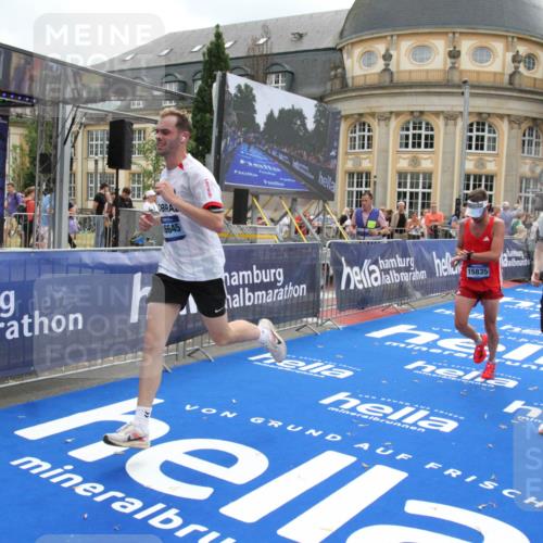 29.06.2025 - hella hamburg halbmarathon Michael Strokosch http://msf.ph/oto/8456579 29.06.2025 10:31:43 Ziel 7793, 13606, 13617, 15835, 18102 meine-sportfotos.de