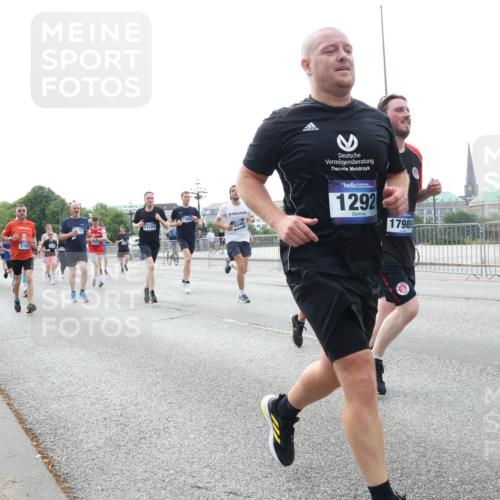 29.06.2025 - hella hamburg halbmarathon Lena Gebhardt http://msf.ph/oto/8456595 29.06.2025 10:31:33 Lombardsbrücke 5165, 13724, 6546, 1292, 17989, 1235, 1292, 1373, 1773, 1844, 1879, 1979, 2414, 2831, 2832, 2914, 3396, 3397, 3424, 3571, 3681, 4561, 4817, 4953, 5165, 5437, 5846, 5943, 5965, 6057, 6078, 6160, 6195, 6546, 6573, 6640, 6787, 7334, 7604, 7772, 8050, 8072, 8073, 8304, 8620, 8806, 9078, 9104, 9183, 9478, 9812, 9883, 10111, 10240, 10586, 11587, 11988, 12627, 13724, 14349, 15725, 16457, 16978, 17224, 17404, 17463, 17509, 17517, 17587, 17706, 19226 meine-sportfotos.de