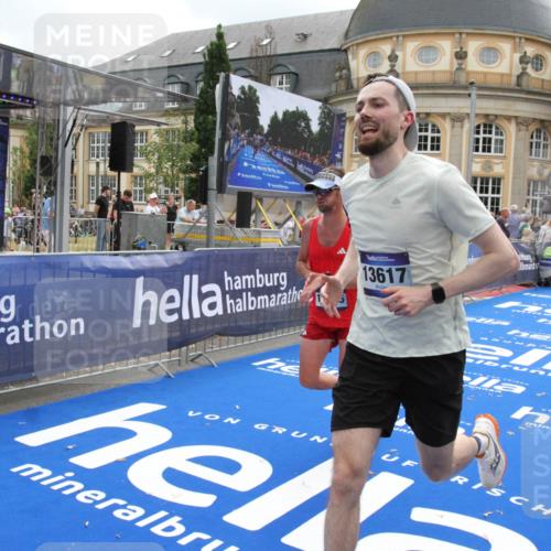 29.06.2025 - hella hamburg halbmarathon Michael Strokosch http://msf.ph/oto/8456601 29.06.2025 10:31:44 Ziel 7793, 13606, 13617, 15835, 18102 meine-sportfotos.de