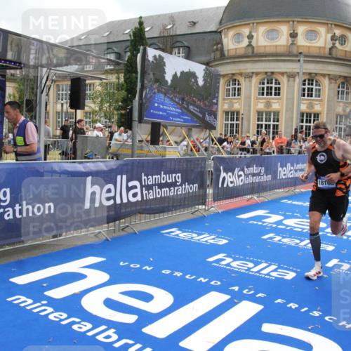 29.06.2025 - hella hamburg halbmarathon Michael Strokosch http://msf.ph/oto/8456790 29.06.2025 10:31:47 Ziel 5187, 13606, 18102 meine-sportfotos.de
