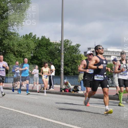 29.06.2025 - hella hamburg halbmarathon Luisa Fischer http://msf.ph/oto/8457027 29.06.2025 09:52:25 Kennedybrücke 14374, 19, 6704, 18734, 18412, 7796, 16819, 18529, 3431, 18979, 11, 1615, 1800, 1975, 2324, 2949, 3431, 4303, 4425, 5248, 6682, 7495, 7796, 8925 meine-sportfotos.de