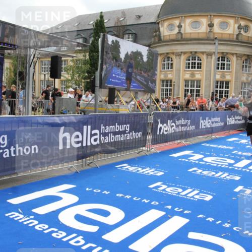 29.06.2025 - hella hamburg halbmarathon Michael Strokosch http://msf.ph/oto/8457225 29.06.2025 10:31:55 Ziel 3935, 10927, 11929 meine-sportfotos.de