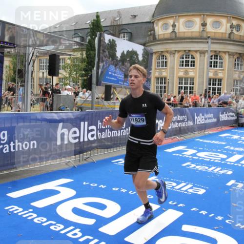 29.06.2025 - hella hamburg halbmarathon Michael Strokosch http://msf.ph/oto/8457376 29.06.2025 10:31:56 Ziel 3935, 4698, 6619, 10927, 11929 meine-sportfotos.de