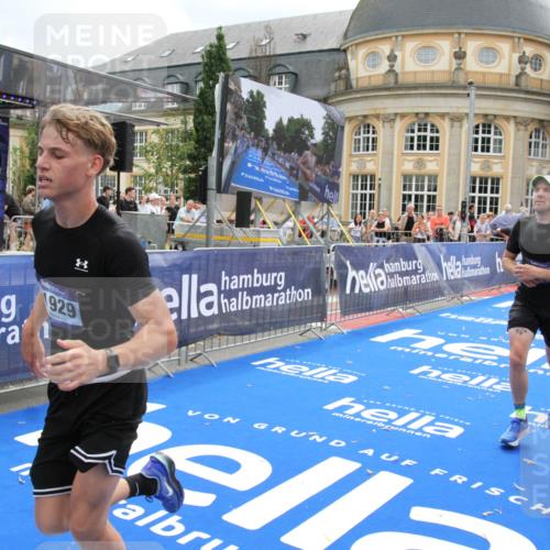 29.06.2025 - hella hamburg halbmarathon Michael Strokosch http://msf.ph/oto/8457410 29.06.2025 10:31:57 Ziel 3935, 4698, 6619, 10927, 11199, 11929 meine-sportfotos.de