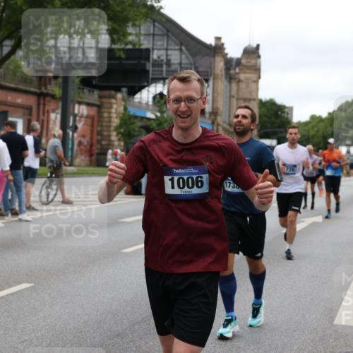 29.06.2025 - hella hamburg halbmarathon Yannick Fuchs http://msf.ph/oto/8457414 29.06.2025 10:56:23 20KM 1006, 1128, 1264, 1377, 1432, 1568, 1573, 1726, 6414, 6415, 6580, 6752, 7658, 7869, 8045, 8154, 8624, 8730, 9131, 9718, 9928, 10214, 10519, 10797, 11180, 11670, 11968, 12156, 13498, 13868, 14368, 14456, 15859, 16292, 16654, 16688, 16808, 17136, 17383, 17532, 17955, 18000, 18599, 18919, 19023 meine-sportfotos.de