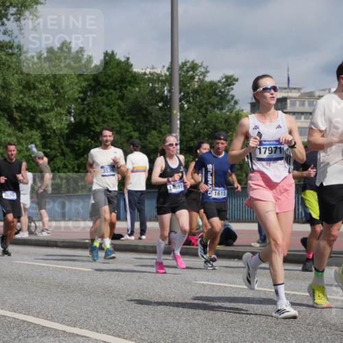 29.06.2025 - hella hamburg halbmarathon Luisa Fischer http://msf.ph/oto/8457446 29.06.2025 09:52:33 Kennedybrücke 9979, 8629, 3530, 14691, 1615, 17971, 8925, 1615, 1803, 3530, 4528, 5803, 6682, 7495, 8629, 8925, 9294, 9711, 9979 meine-sportfotos.de