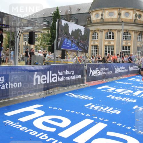 29.06.2025 - hella hamburg halbmarathon Michael Strokosch http://msf.ph/oto/8457479 29.06.2025 10:31:59 Ziel 3935, 4129, 4698, 6619, 10927, 11199 meine-sportfotos.de