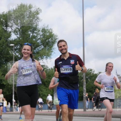 29.06.2025 - hella hamburg halbmarathon Luisa Fischer http://msf.ph/oto/8457488 29.06.2025 10:36:25 Kennedybrücke 13242, 13960, 13959, 4650, 1324, 1995, 2085, 3341, 3560, 3871, 4164, 5180, 5917, 6773, 7705, 8993, 9750 meine-sportfotos.de