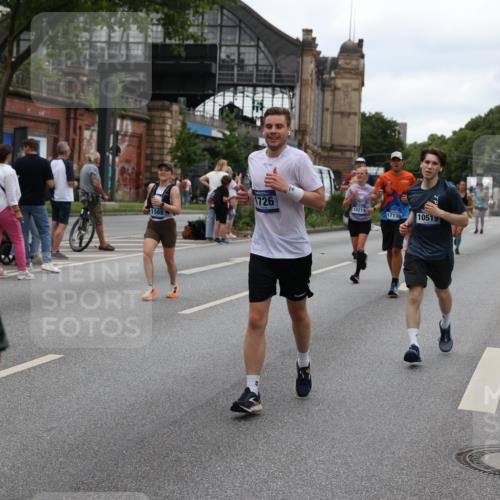 29.06.2025 - hella hamburg halbmarathon Yannick Fuchs http://msf.ph/oto/8457585 29.06.2025 10:56:25 20KM 1006, 1128, 1264, 1377, 1432, 1568, 1573, 1726, 6414, 6415, 6752, 7658, 7869, 8045, 8624, 8730, 9131, 9718, 10214, 10519, 11180, 11670, 12156, 13498, 13868, 14368, 14456, 15859, 16292, 16654, 16688, 16808, 17136, 17383, 17532, 17955, 18599, 18919, 19023 meine-sportfotos.de