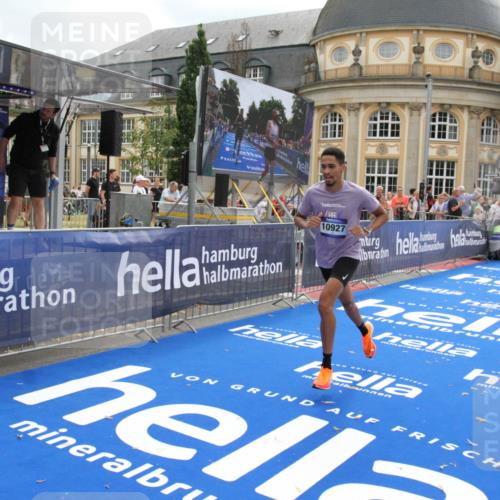 29.06.2025 - hella hamburg halbmarathon Michael Strokosch http://msf.ph/oto/8457597 29.06.2025 10:32:00 Ziel 1407, 4129, 4698, 6619, 10927, 11199 meine-sportfotos.de