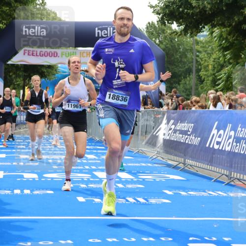 29.06.2025 - hella hamburg halbmarathon Strokosch-Dieckow http://msf.ph/oto/8457657 29.06.2025 10:47:51 Ziel 1604, 1613, 2340, 4528, 5022, 5915, 6836, 8564, 11961, 12679, 14383, 14730, 15333, 16766, 17451, 18356, 18836, 19198 meine-sportfotos.de