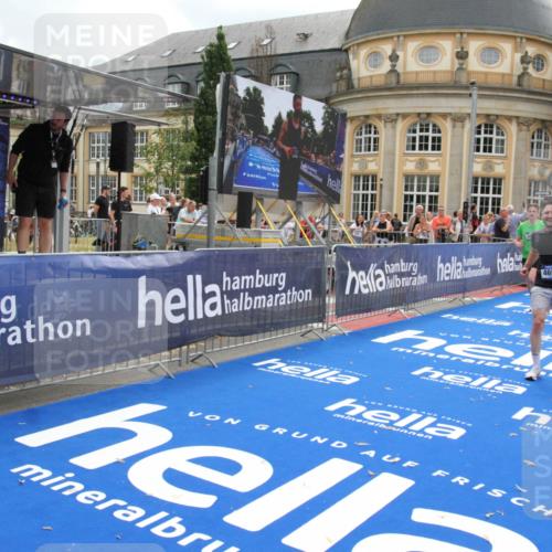 29.06.2025 - hella hamburg halbmarathon Michael Strokosch http://msf.ph/oto/8457690 29.06.2025 10:32:01 Ziel 1407, 4129, 4698, 6619, 10927, 11199 meine-sportfotos.de