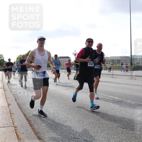 29.06.2025 - hella hamburg halbmarathon Lena Gebhardt http://msf.ph/oto/8457781 29.06.2025 09:54:34 Lombardsbrücke 17905, 7274, 2442, 11422, 1119, 1171, 1342, 1399, 1413, 1424, 1476, 1549, 1817, 1892, 1942, 2020, 2098, 2188, 2222, 2367, 2442, 2470, 2561, 2670, 2842, 2889, 2955, 3477, 3562, 3785, 4017, 4029, 4183, 4185, 4270, 4816, 5020, 5447, 5706, 5884, 6266, 6630, 6723, 6819, 6831, 6978, 7087, 7274, 7297, 7709, 8117, 8142, 8374, 8482, 8576, 8657, 8698, 8743, 8916, 8928, 8981, 9038, 9051, 9463, 9710, 9815, 9924, 10057, 10237, 10529, 11848 meine-sportfotos.de