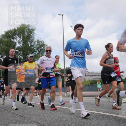 29.06.2025 - hella hamburg halbmarathon Luisa Fischer http://msf.ph/oto/8457845 29.06.2025 10:36:56 Kennedybrücke 9995, 2526, 56, 13535, 6, 17508, 807, 18169, 1189, 1275, 2526, 3264, 3340, 3345, 3848, 4807, 5141, 5557, 5821, 5822, 5887, 6364, 6515, 6516, 6956, 7027, 7633, 7653, 7982, 8157, 8349, 8375, 8377, 8383, 8401, 8620, 9438, 9995, 10048, 10800 meine-sportfotos.de