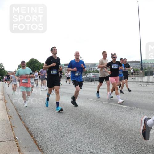 29.06.2025 - hella hamburg halbmarathon Lena Gebhardt http://msf.ph/oto/8457892 29.06.2025 10:31:37 Lombardsbrücke 17404, 9183, 11800, 1836, 15024, 1235, 1292, 1373, 1844, 1879, 1979, 2414, 2672, 2831, 2832, 2914, 3239, 3396, 3397, 3424, 3571, 3681, 3751, 4561, 4817, 4877, 4953, 5165, 5437, 5846, 5943, 5965, 6057, 6078, 6160, 6546, 6573, 6640, 6718, 6727, 7334, 7604, 7772, 7898, 8050, 8072, 8073, 8304, 8620, 8806, 9078, 9104, 9183, 9478, 9812, 9883, 10111, 10240, 10586, 11587, 13724, 14349, 15725, 16457, 16978, 17404, 17509, 17517, 17587, 17706 meine-sportfotos.de