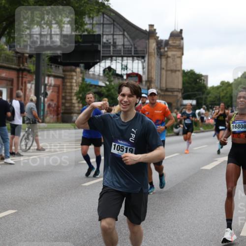 29.06.2025 - hella hamburg halbmarathon Yannick Fuchs http://msf.ph/oto/8457905 29.06.2025 10:56:26 20KM 1006, 1128, 1212, 1264, 1377, 1432, 1568, 1573, 1674, 1726, 6414, 6415, 6752, 7658, 7869, 8045, 8624, 8730, 9131, 9718, 10214, 10519, 11180, 11670, 12156, 12286, 13498, 13868, 14368, 14456, 16292, 16654, 16688, 16808, 17136, 17383, 17532, 17955, 18599, 18919, 19023 meine-sportfotos.de