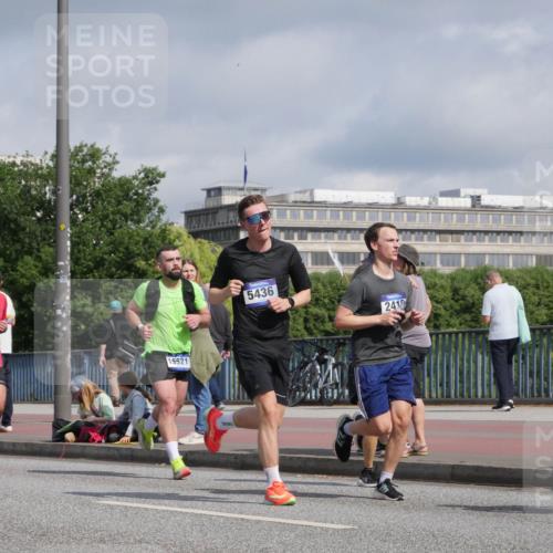 29.06.2025 - hella hamburg halbmarathon Luisa Fischer http://msf.ph/oto/8457933 29.06.2025 09:52:43 Kennedybrücke 774, 12554, 15521, 5436, 2415, 1675, 1803, 2415, 2568, 2826, 3332, 4528, 4823, 5409, 5436, 5791, 5803, 6458, 6529, 7774, 8450, 9017, 9302, 9711 meine-sportfotos.de